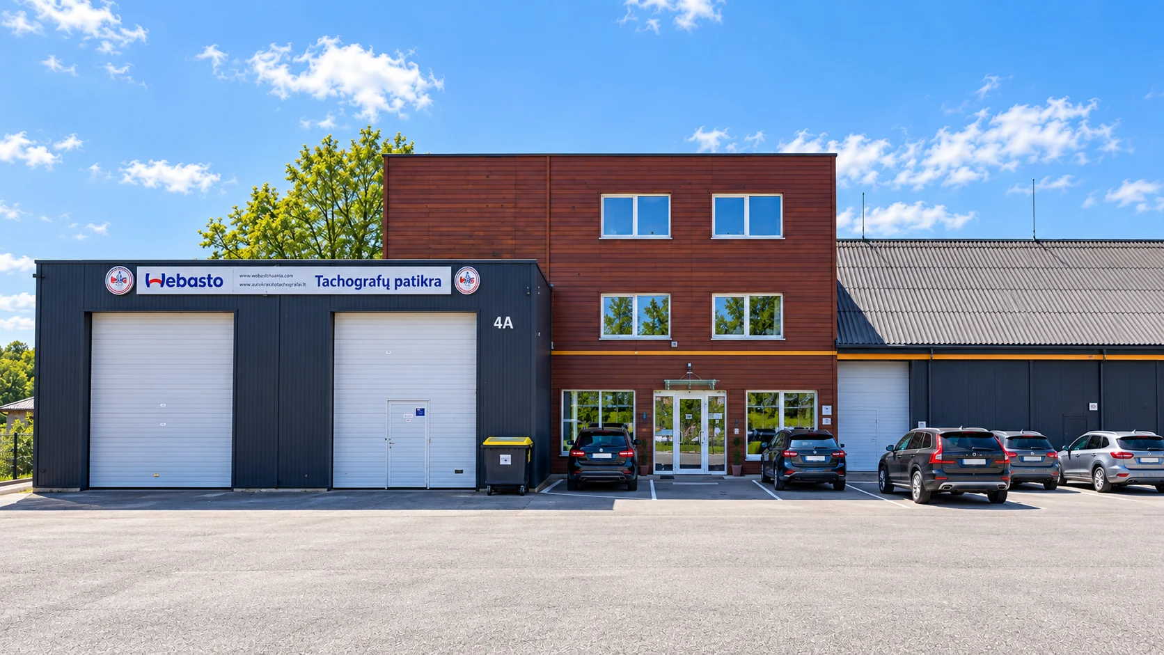 Kairių autoserviso dirbtuvių fasadas ir pagrindinis įėjimas